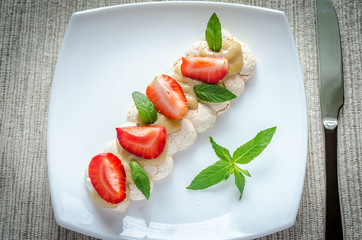 Canvas Print - Meringue cake with cream and fresh strawberries