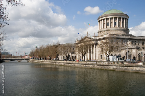 Naklejka samoprzylepna Cztery korty i rzeka liffey w dublinie
