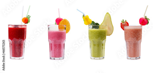 Fotografía Freshening strawberry smoothie isolated on white