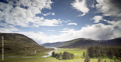 Board z aluminiowym obramowaniem Loch i górski krajobraz w parku narodowym cairngorm, scot