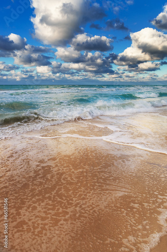 Board z aluminiowym obramowaniem Piaszczysta plaża i ocean