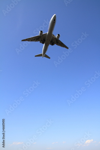 Naklejka samoprzylepna Samolot do lądowania (b 777)