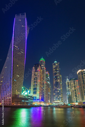 Board z aluminiowym obramowaniem Dubai Marina w nocy, zjednoczone emiraty arabskie