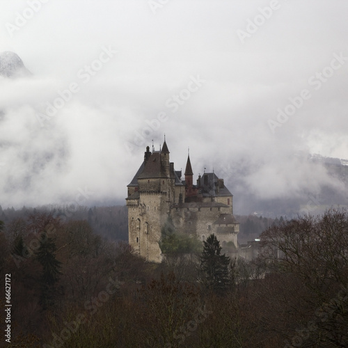 Board z aluminiowym obramowaniem Menthon saint bernard castle near annecy, france