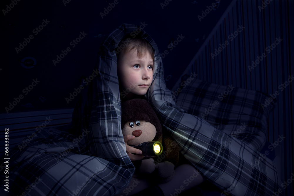 Kind versteckt sich unter der Decke