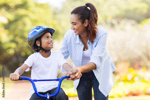 Fotografía mother help her son ride a bicycle