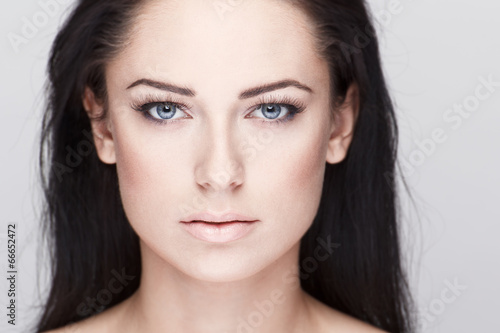 Fotografia, Obraz Beautiful brunette woman with blue eyes