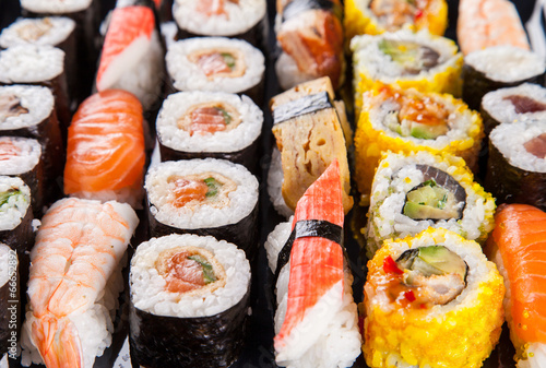 Fotoboard na płycie Pyszne kawałki sushi podawane na czarnym kamieniu