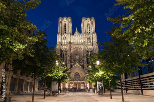 Fototapeta na szkło Słynna Notre-Dame de Reims o zmierzchu