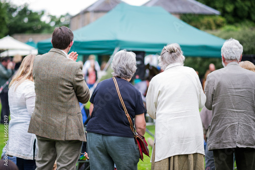 Fotografía seniors enjoying an outdoors music, culture, community event