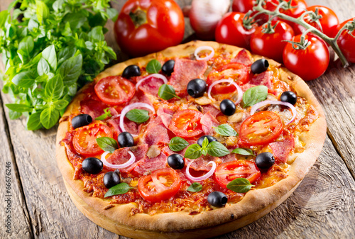Naklejka samoprzylepna Pizza z szynką, oliwkami i warzywami