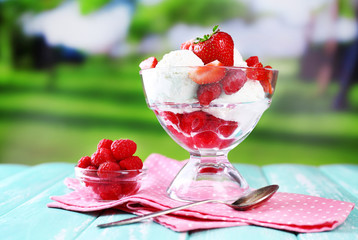 Wall Mural - Creamy ice cream with raspberries