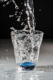 Fototapeta Łazienka - Versamento acqua nel bicchiere in  trasparenza