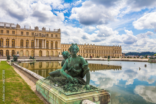 Board z aluminiowym obramowaniem Statua w ogrodzie pałacu versailles w pobliżu Paryża