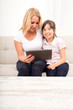 © Spectral-Design - Mutter und Tochter am Tablet Pc