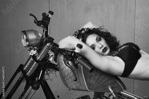 kobieta-na-motorze-czarno-biala-fotografia