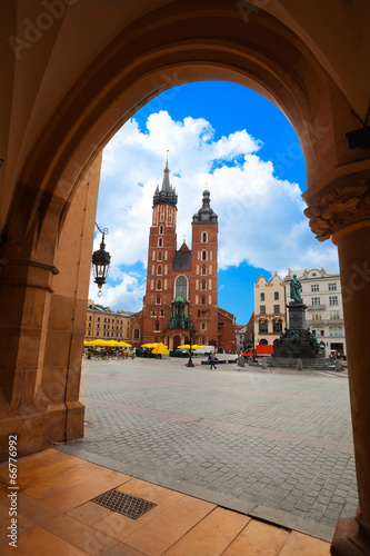 Board z aluminiowym obramowaniem Bazylika Najświętszej Maryi Panny i rynek poświata w lecie