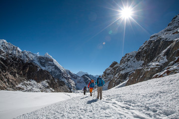 Fototapete - Hiking in Himalaya mountains