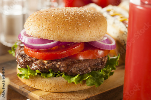 Tapeta ścienna Obfity grillowany hamburger z sałatą i pomidorem