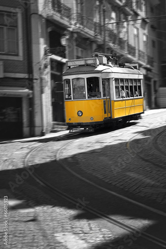 Board z aluminiowym obramowaniem Słynny tramwaj numer 28 w Lizbonie