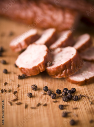 Tapeta ścienna Kiełbasa z czarnym pieprzem i kminkiem