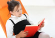 Letnia lektura - dziewczynka czyta książkę
