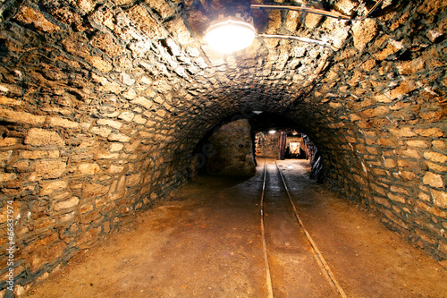 Board z aluminiowym obramowaniem Podziemny tunel kopalniany, przemysł wydobywczy