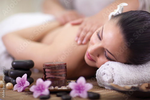 Fotografía Beautiful woman having a wellness back massage at spa salon