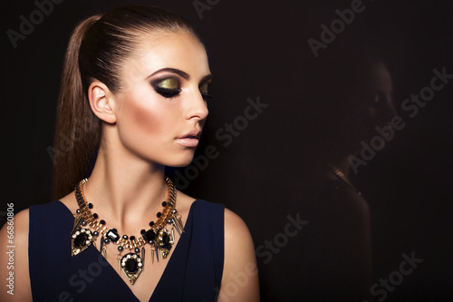 Tapeta ścienna Portret pięknej kobiety z makijażem smokey eyes