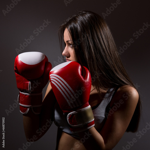piekna-kobieta-z-rekawic-bokserskich-ciemnych