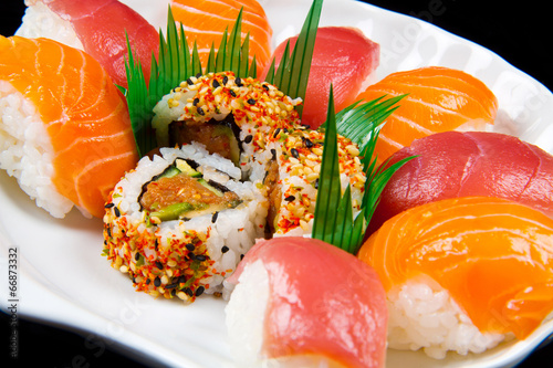 Fotoboard na płycie Świeże sushi tradycyjne japońskie jedzenie