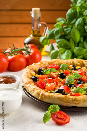 Naklejka samoprzylepna Pizza na drewnianym stole