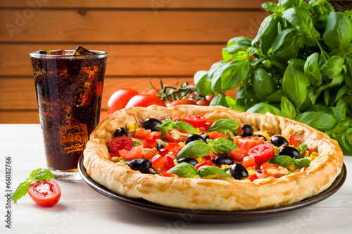 Naklejka samoprzylepna Pizza i koksu na drewnianym stole