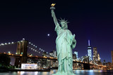 Fototapeta Miasta - Brooklyn Bridge and The Statue of Liberty at Night