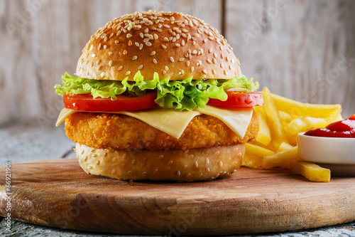 Naklejka samoprzylepna Hamburger z kotletem panierowanym