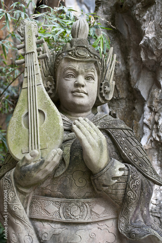 Buddha Statue In Einem Garten Buy This Stock Photo And Explore