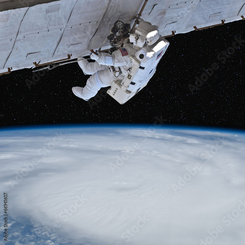 Fotoboard na płycie Astronauta działa na orbicie ponad ziemią. 