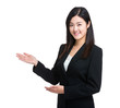 © leungchopan - Business woman introduce something by hand