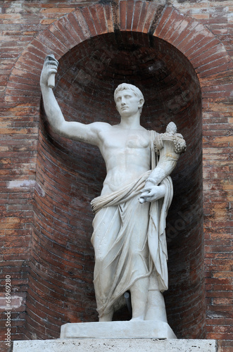 Obraz na płótnie canvas trzyczęściowy "tryptyk" Średniowieczna statua w Rzymie