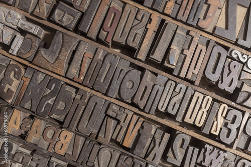 Board z aluminiowym obramowaniem Alfabet typografii