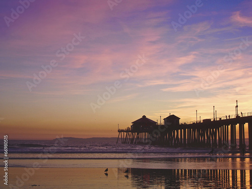 Board z aluminiowym obramowaniem Zachód słońca na molo w Huntington Beach