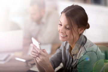 Fototapete - Young woman in training class sending text message