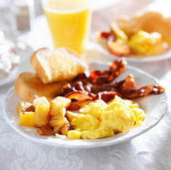 breakfast with bacon, eggs and home fries