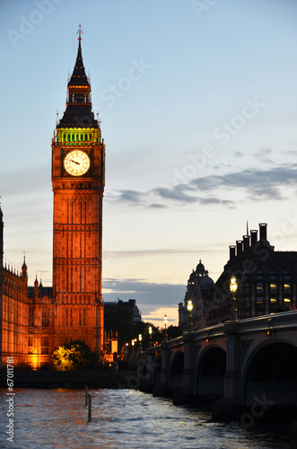 Board z aluminiowym obramowaniem Big Ben i domy parlamentu w nocy, Londyn, Wielka Brytania