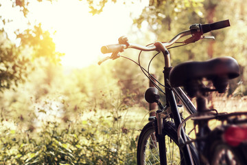 abgesteltes Fahrrad im Sonnenlicht