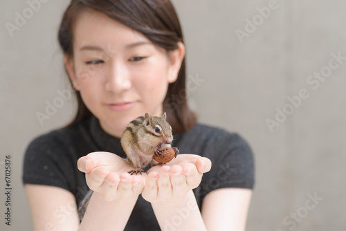 手のひらにリスを乗せる女性 Stock Photo Adobe Stock 手のひらにリスを乗せる女性 Stock Photo Adobe Stock