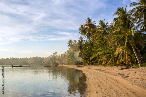 Board z aluminiowym obramowaniem Tropikalna plaża z palmami na wyspie Koh Phangan, Tajlandia