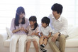 © milatas - ソファーに座る家族