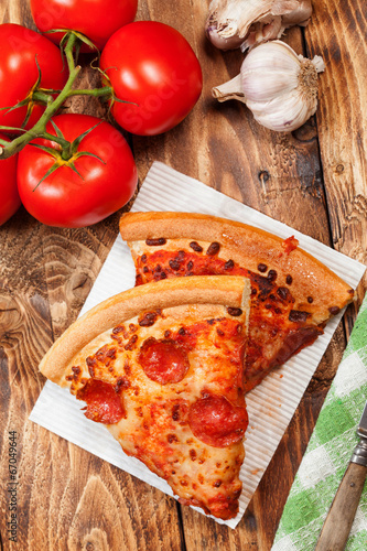 Naklejka samoprzylepna Dwa kawałki pizzy.