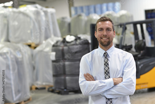 Fotografía erfolgreicher Manager einer Logistikfirma im Warenlager
